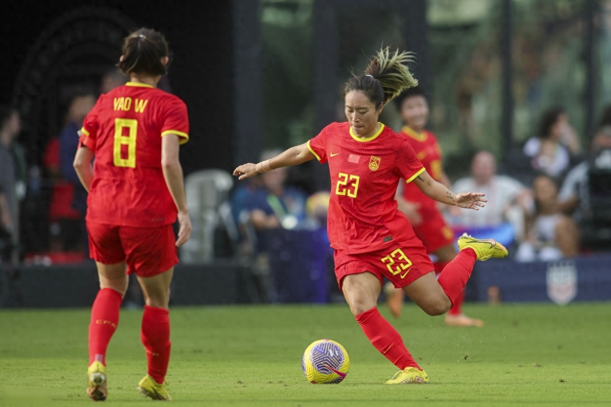 包含女足比赛赛场上演精彩对攻，观众情绪高涨的词条
