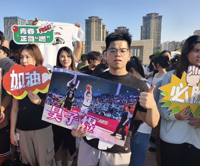 乐动体育在线-关于湖南男篮顶级对决，双方积极备战攻克难关的信息